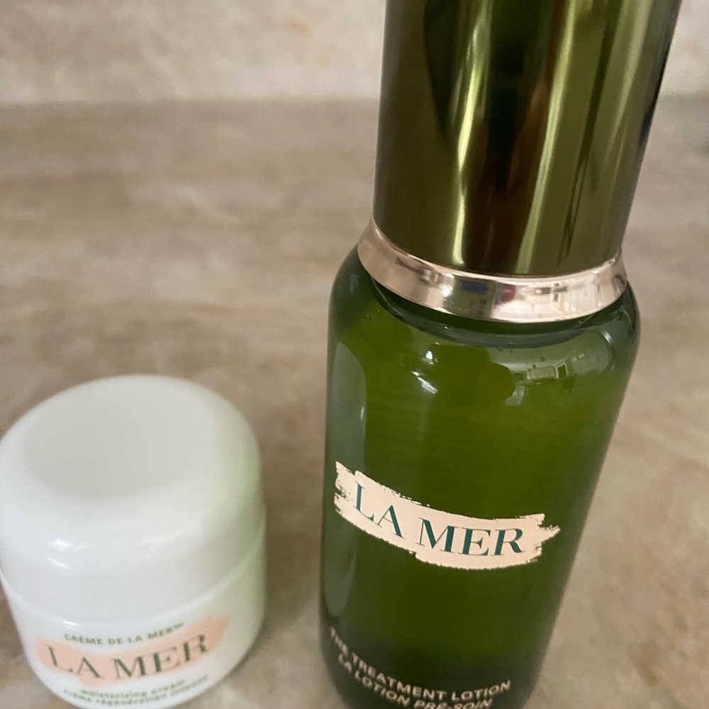 La Mer Green and White Moisturizer